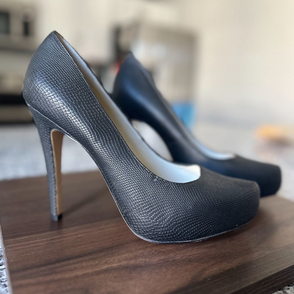 BCBGeneration Penni Pump